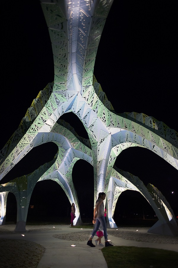 Spineway wordt 's nachts opgelicht door LED. Foto door MARC FORNES/THEVERYMANY 